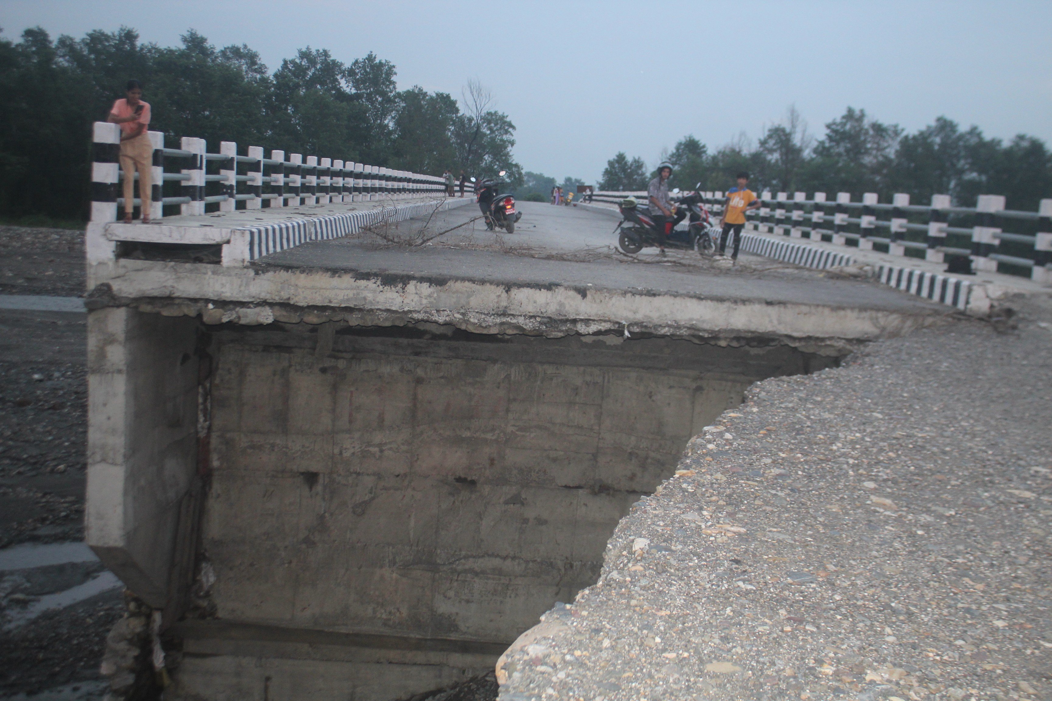 केरुङ्गे खोलामा निर्माण गरिएको पुल मर्मत् नहुदाँ जोखिम
